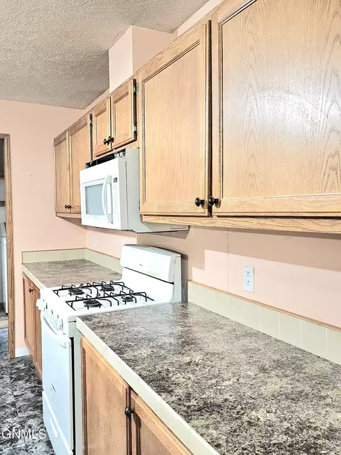 2216 35th Ter W, Williston, ND 58801 photo 5