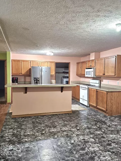 2216 35th Ter W, Williston, ND 58801 photo 8