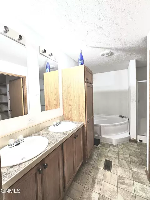 2216 35th Ter W, Williston, ND 58801 photo 11