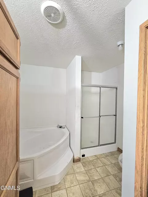 2216 35th Ter W, Williston, ND 58801 photo 10