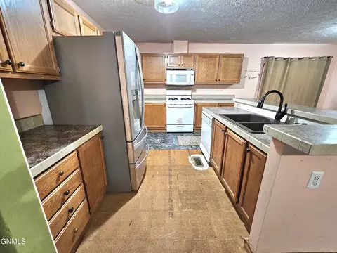 2216 35th Ter W, Williston, ND 58801 photo 4