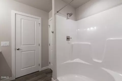 Bath - 729 Compass Ln, Bismarck, ND 58504 photo 3 of 3
