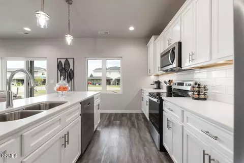 Kitchen - 729 Compass Ln, Bismarck, ND 58504 photo 3 of 3