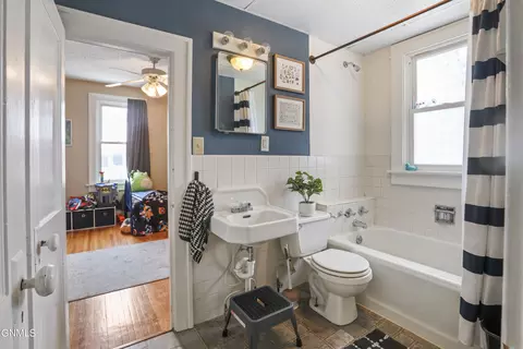Bath - 409 W Broadway, Williston, ND 58801 photo 1 of 6