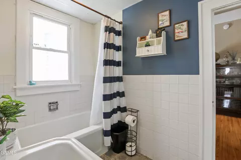 Bath - 409 W Broadway, Williston, ND 58801 photo 2 of 6