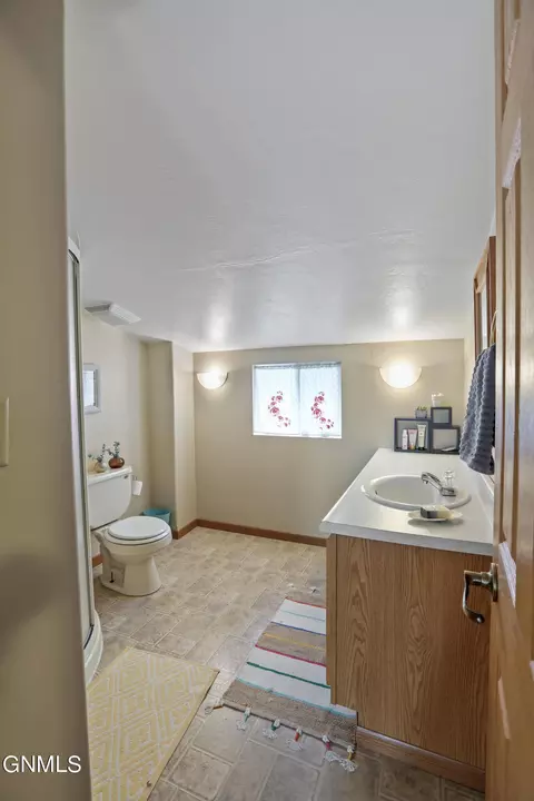 Bath - 409 W Broadway, Williston, ND 58801 photo 4 of 6