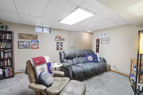 Living - 409 W Broadway, Williston, ND 58801 photo 4 of 4