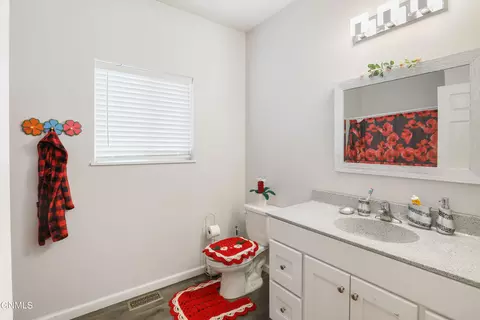 Bath - 610 9th Ave W, Williston, ND 58801 photo 3 of 5