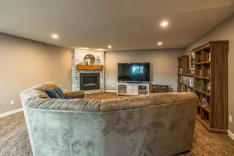 Living - 4820 Pumice Loop, Bismarck, ND 58503 photo 5 of 10