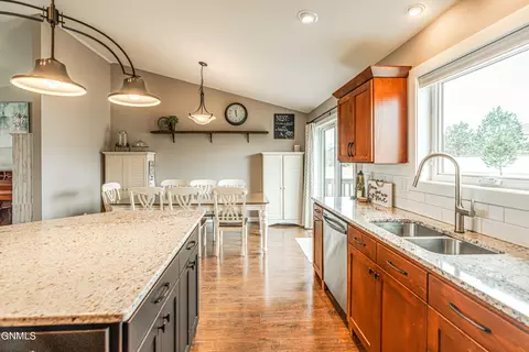 Kitchen - 4820 Pumice Loop, Bismarck, ND 58503 photo 9 of 10