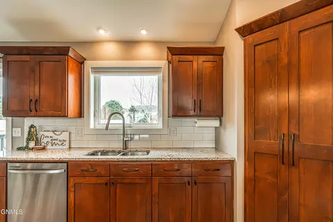 Kitchen - 4820 Pumice Loop, Bismarck, ND 58503 photo 8 of 10