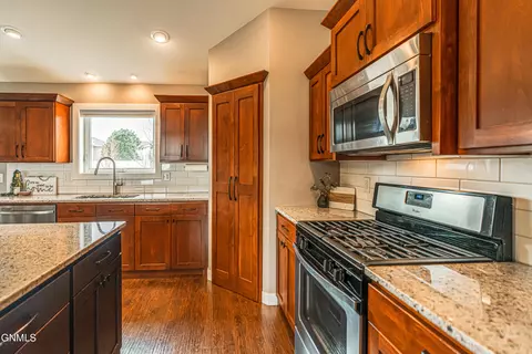 Kitchen - 4820 Pumice Loop, Bismarck, ND 58503 photo 6 of 10
