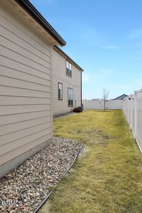 716 40th St E, Williston, ND 58801 photo 5
