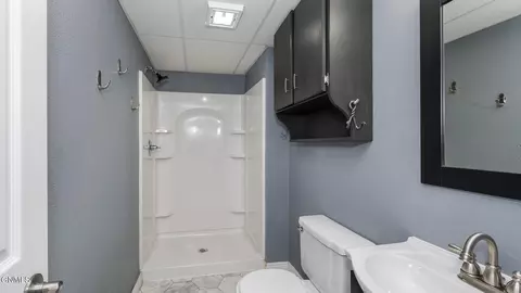 Bath - 611 7th Ave E, Dickinson, ND 58601 photo 5 of 5
