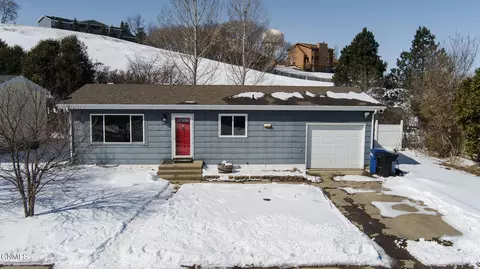 611 7th Ave E, Dickinson, ND 58601