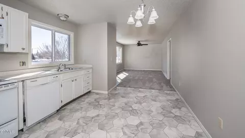 Bath - 611 7th Ave E, Dickinson, ND 58601 photo 1 of 5