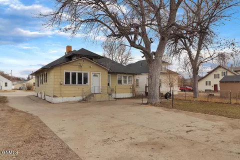 Exterior - 925 Main St, Williston, ND 58801 photo 5 of 12