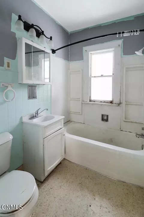 Bath - 925 Main St, Williston, ND 58801 photo 4 of 4