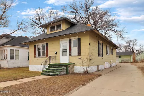Exterior - 925 Main St, Williston, ND 58801 photo 2 of 12