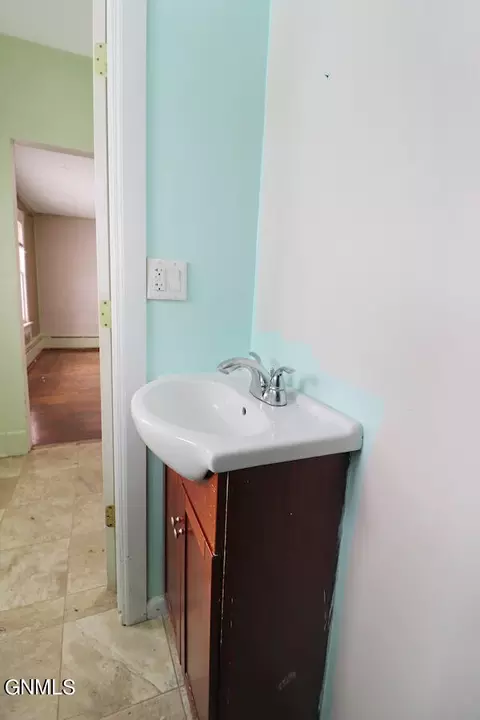 Bath - 925 Main St, Williston, ND 58801 photo 2 of 4