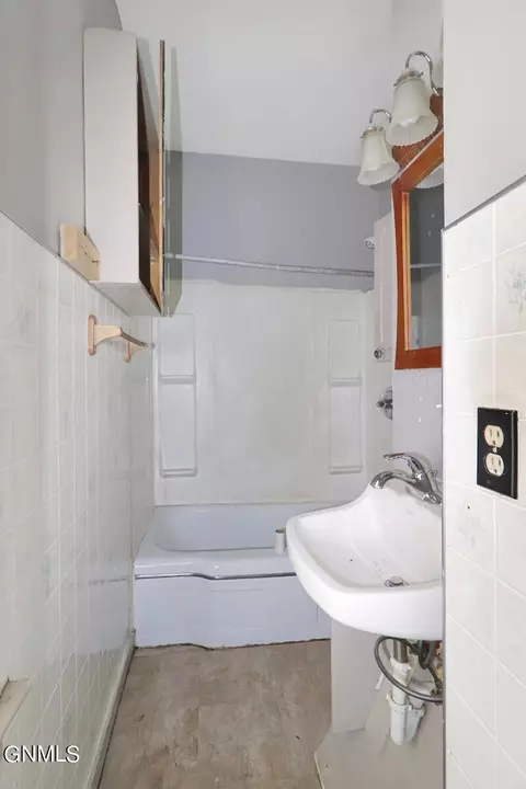 Bath - 921 Main St, Williston, ND 58801 photo 1 of 2