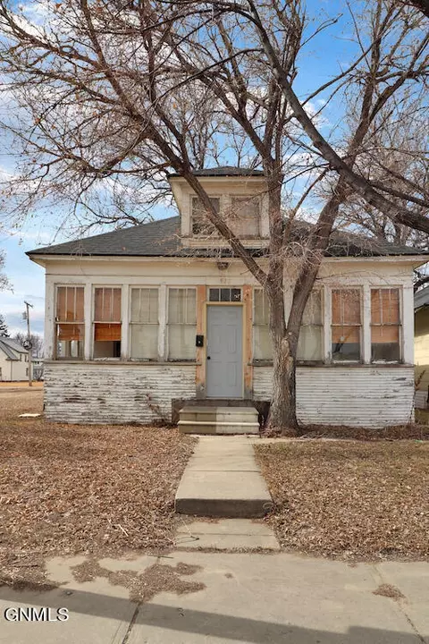 Exterior - 921 Main St, Williston, ND 58801 photo 2 of 10