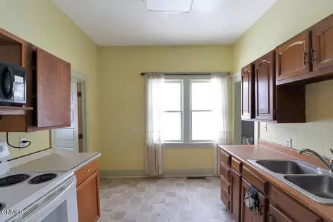 Bath - 921 Main St, Williston, ND 58801 photo 2 of 2