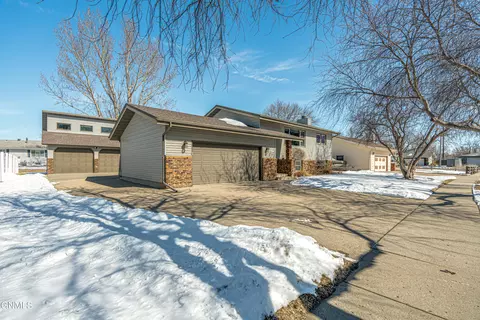 1418 Atlanta Dr, Bismarck, ND 58504