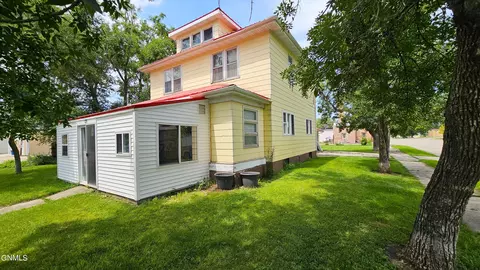 121 1st St S, Ellendale, ND 58436