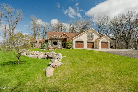 2882 Woodland Dr, Bismarck, ND 58504