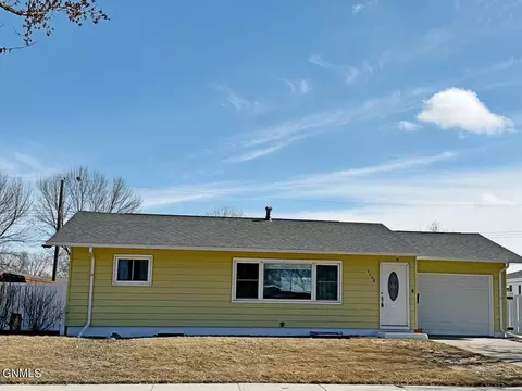 Exterior - 1708 2nd Ave E, Williston, ND 58801 photo 2 of 8