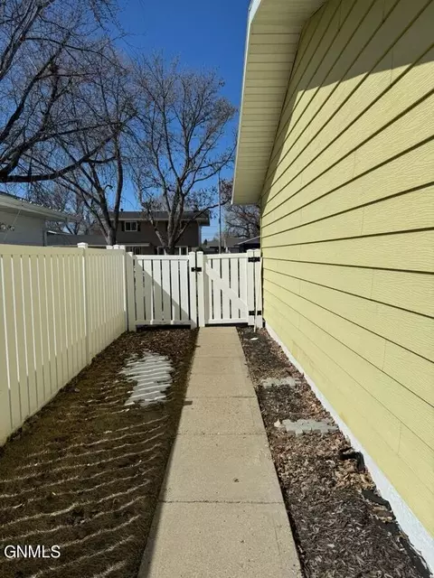 Exterior - 1708 2nd Ave E, Williston, ND 58801 photo 4 of 8