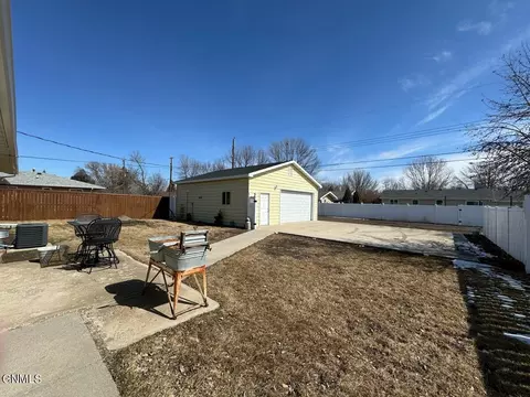 Exterior - 1708 2nd Ave E, Williston, ND 58801 photo 5 of 8