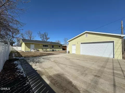 Exterior - 1708 2nd Ave E, Williston, ND 58801 photo 6 of 8