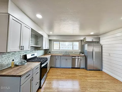 Kitchen - 1708 2nd Ave E, Williston, ND 58801 photo 3 of 4