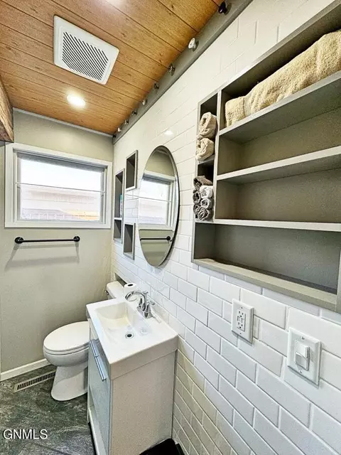 Bath - 1708 2nd Ave E, Williston, ND 58801 photo 1 of 6