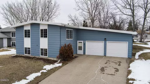 1901 Constitution Dr NW, Bismarck, ND 58501