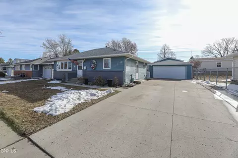 1819 N 8th St, Bismarck, ND 58501