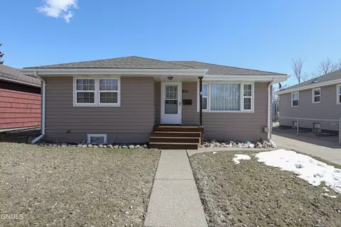 821 N 17th St, Bismarck, ND 58501
