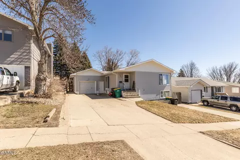 1731 15th St N, Bismarck, ND 58501