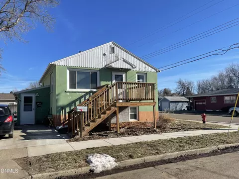 425 1st St E, Dickinson, ND 58601 photo 1