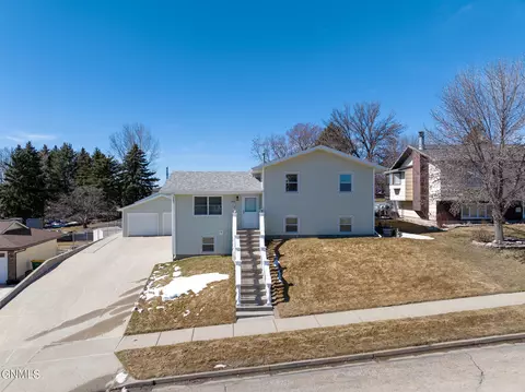 922 31st St N, Bismarck, ND 58501