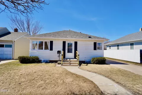 906 4th Ave SE, Jamestown, ND 58401