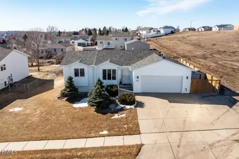 831 Lambton Ave, Bismarck, ND 58503