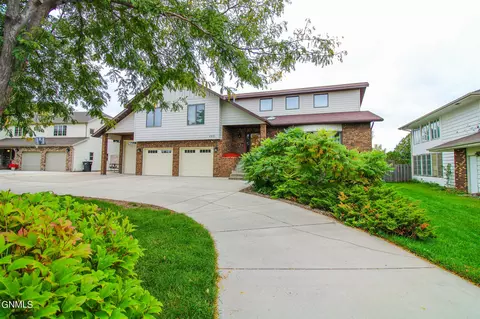 1911 S Grandview Ln, Bismarck, ND 58503