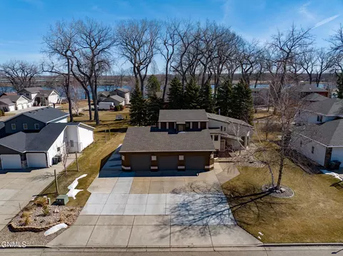 3410 Sandy Ln SE, Mandan, ND 58554