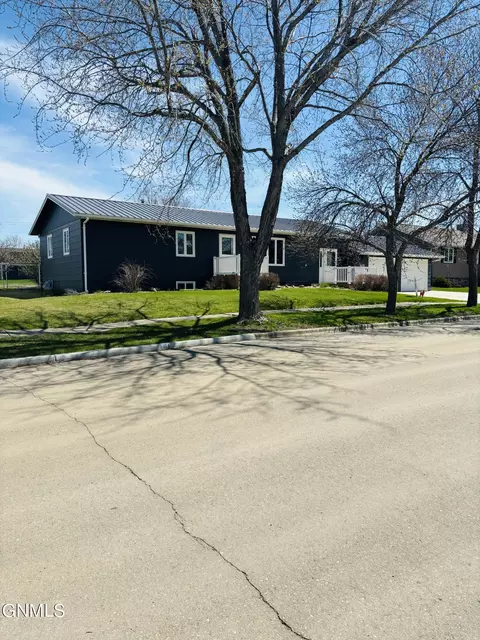 305 6th St S, New Salem, ND 58563