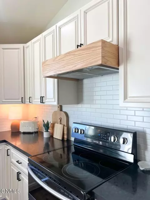 Kitchen - 5996 Juniper Dr NW, Williston, ND 58801 photo 3 of 5
