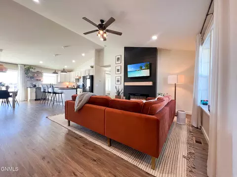 Living - 5996 Juniper Dr NW, Williston, ND 58801 photo 2 of 4
