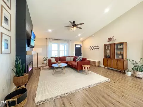 Living - 5996 Juniper Dr NW, Williston, ND 58801 photo 1 of 4